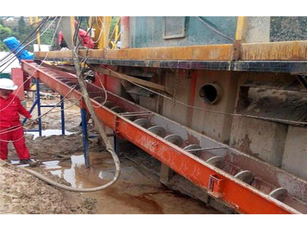 汙泥（ní）螺旋輸送（sòng）機使用現場圖