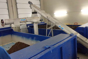 沉（chén）澱池汙泥輸（shū）送現場