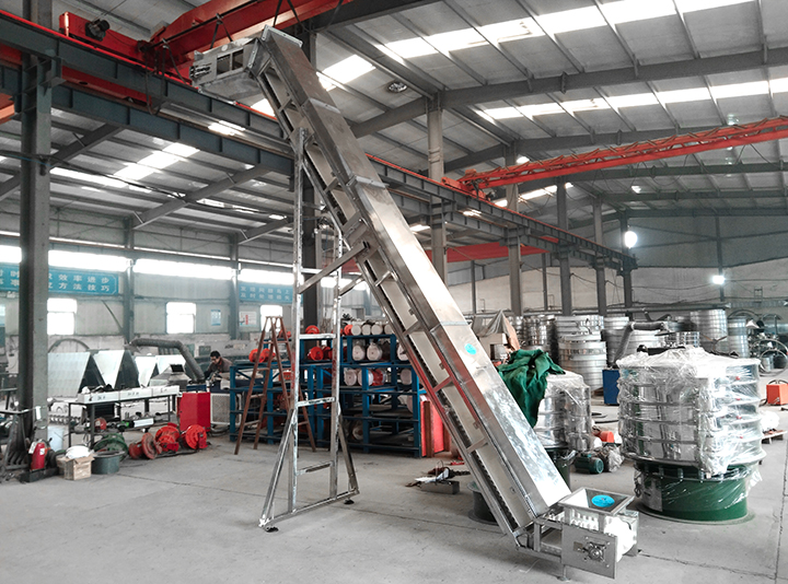 大（dà）傾角（jiǎo）皮帶輸送機在（zài）鍋爐輸渣的應用